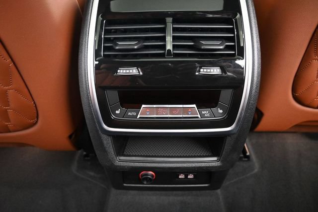Used 2025 BMW X7 M60i AWD/4WD image 26