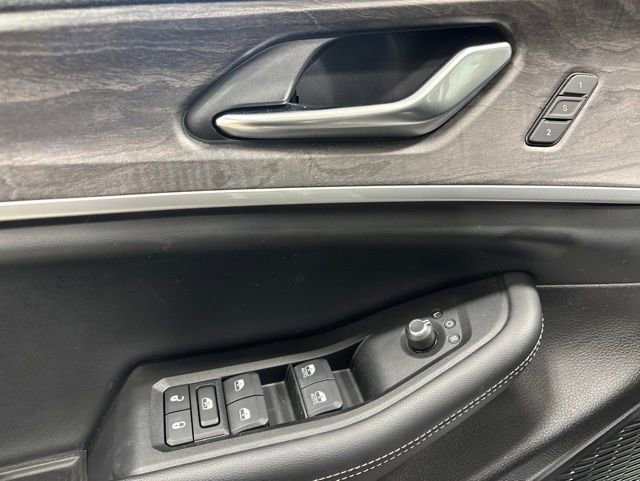 Used 2023 Jeep Grand Cherokee Limited AWD/4WD image 23
