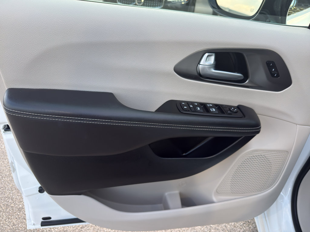 Used 2024 Chrysler Pacifica Touring-L FWD image 12