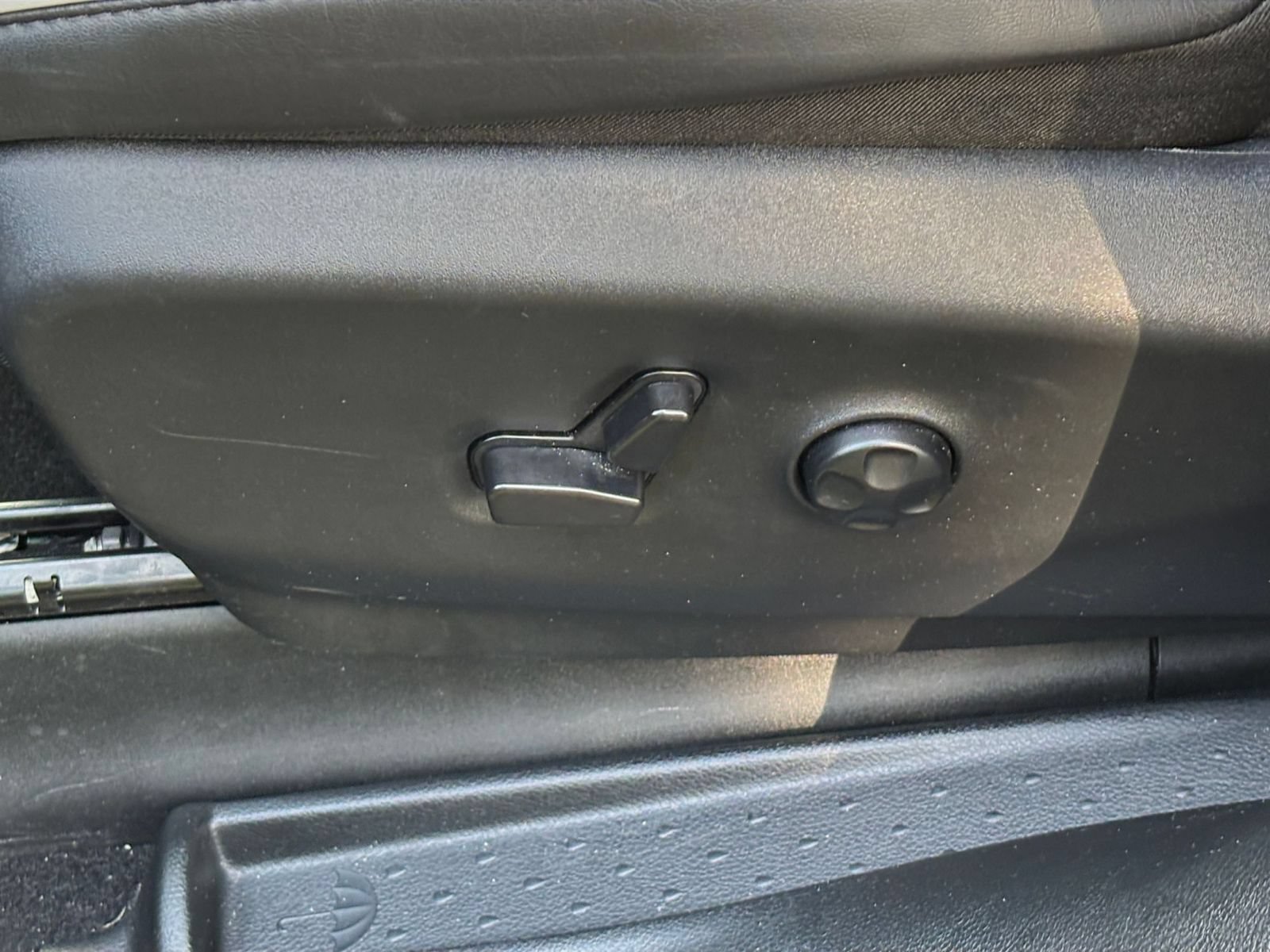 Used 2025 Chrysler Pacifica Limited FWD image 22