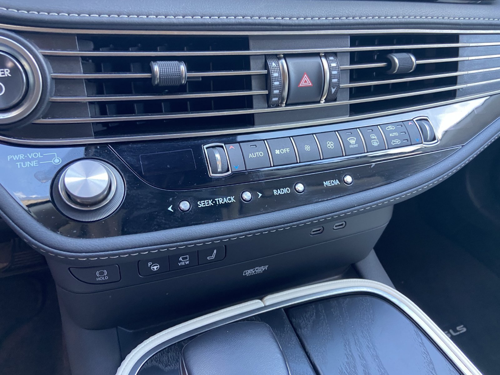 Used 2023 Lexus LS 500h AWD w/ Luxury Package image 24
