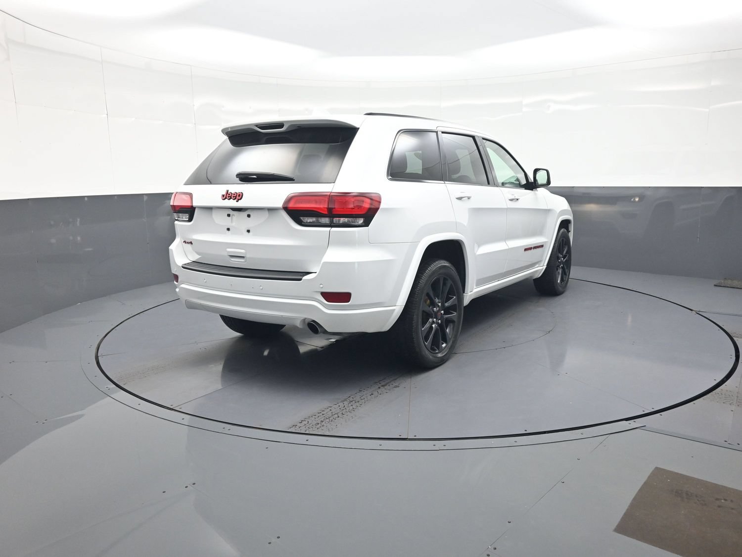 Used 2020 Jeep Grand Cherokee Altitude AWD/4WD image 3