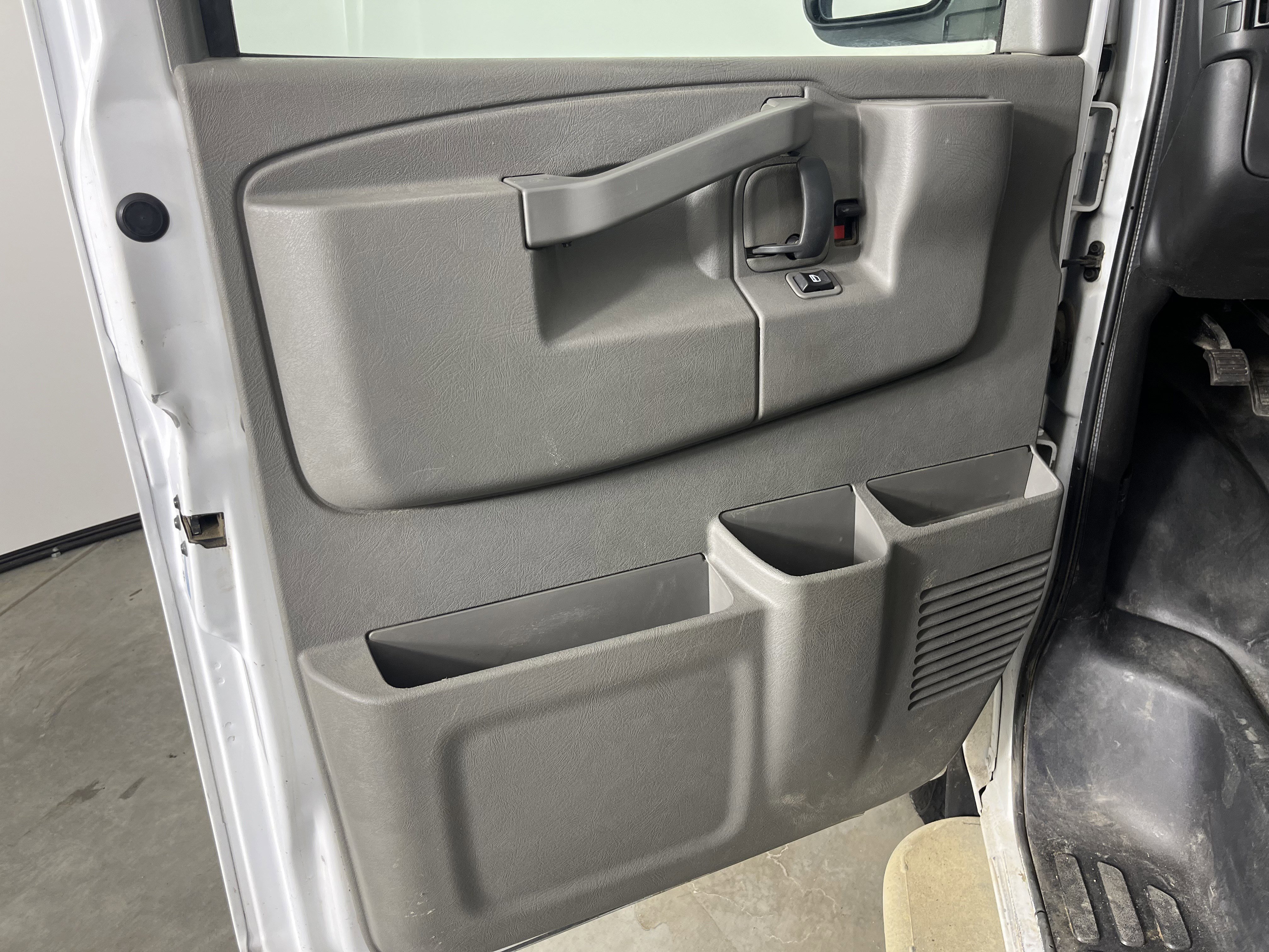 Used 2016 GMC Savana 2500 image 16