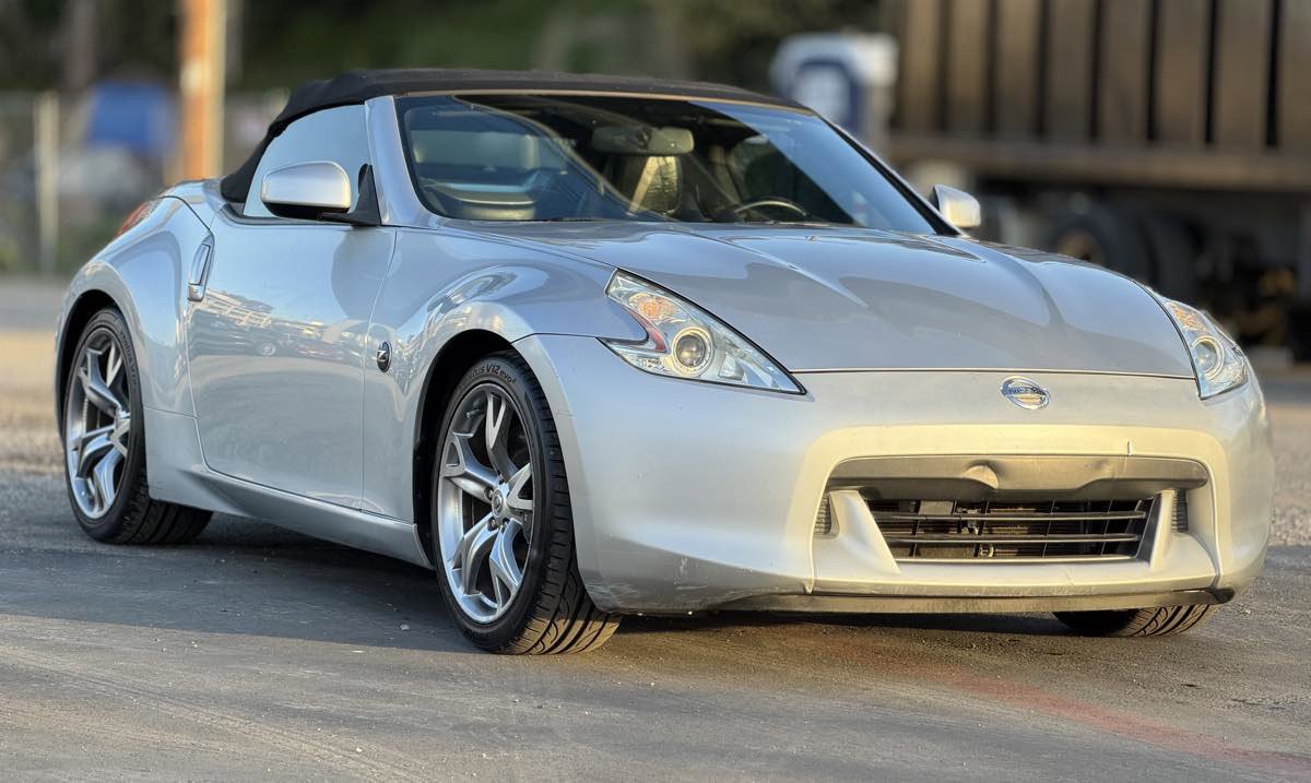 Used 2011 Nissan 370Z Touring w/ Sport Pkg image 4