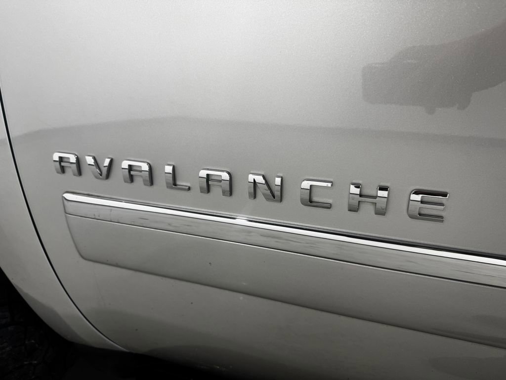 Used 2011 Chevrolet Avalanche LTZ AWD/4WD image 34