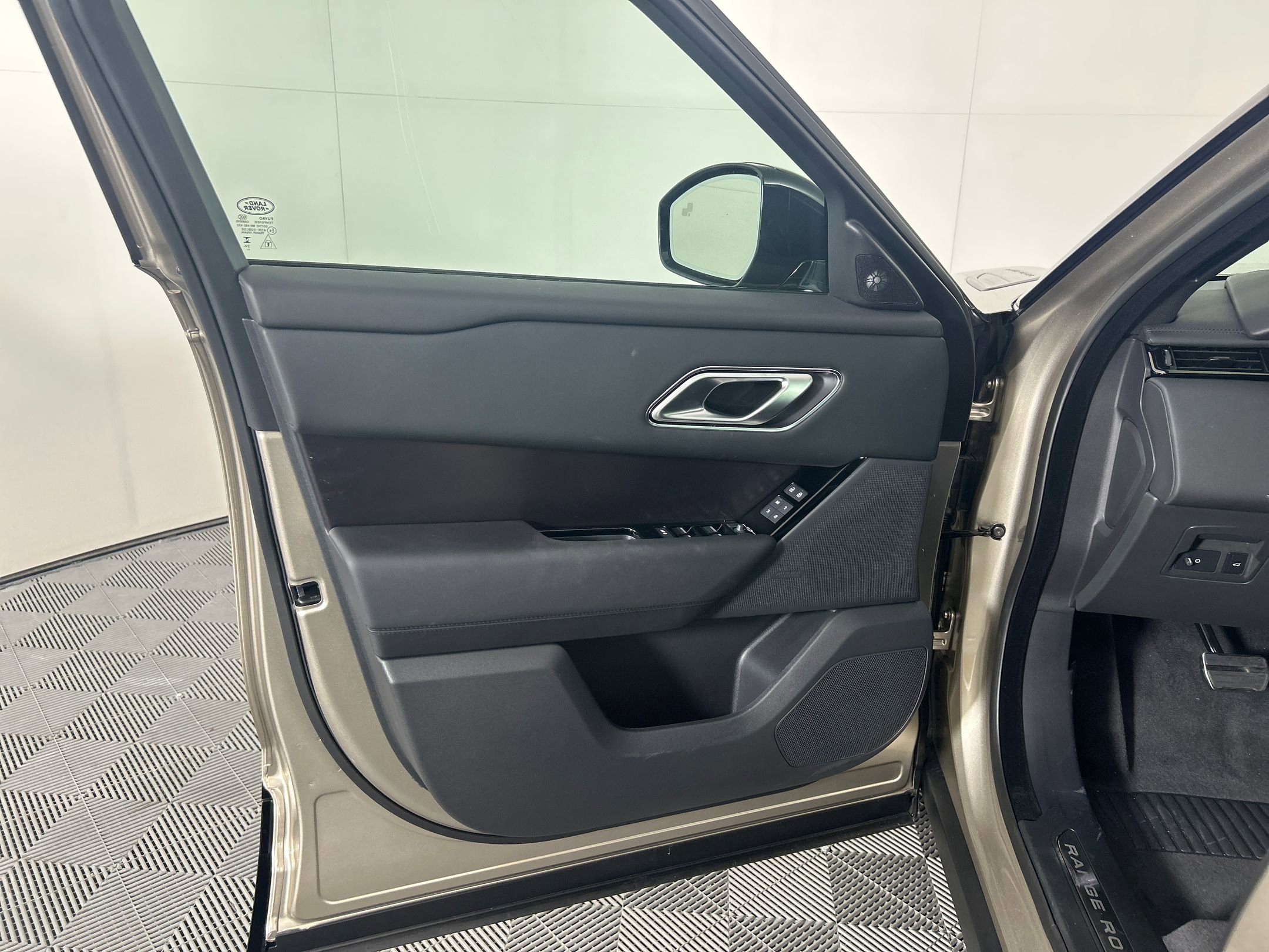 New 2026 Land Rover Range Rover Velar Dynamic SE image 21