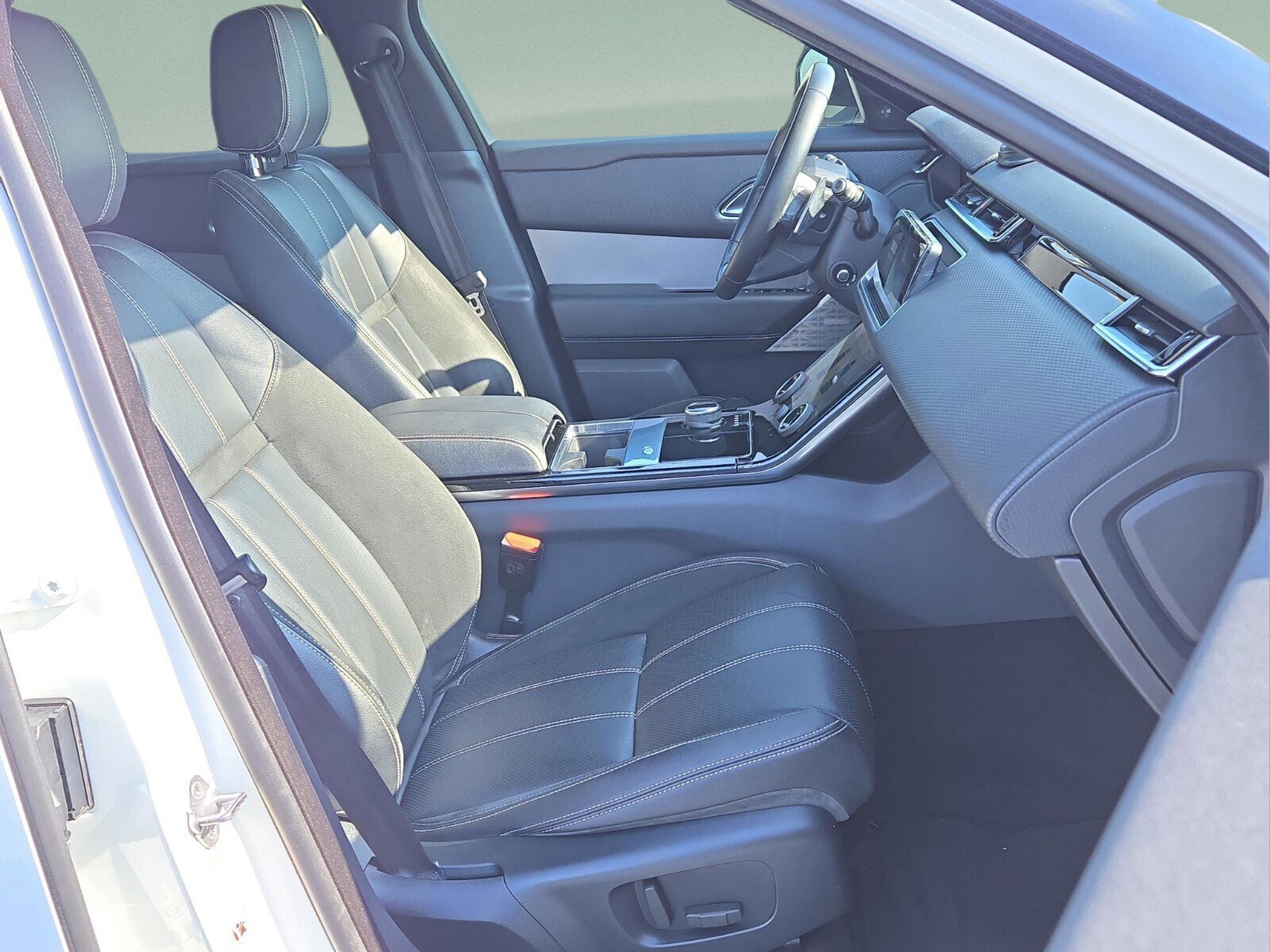 Used 2019 Land Rover Range Rover Velar R-Dynamic SE image 12