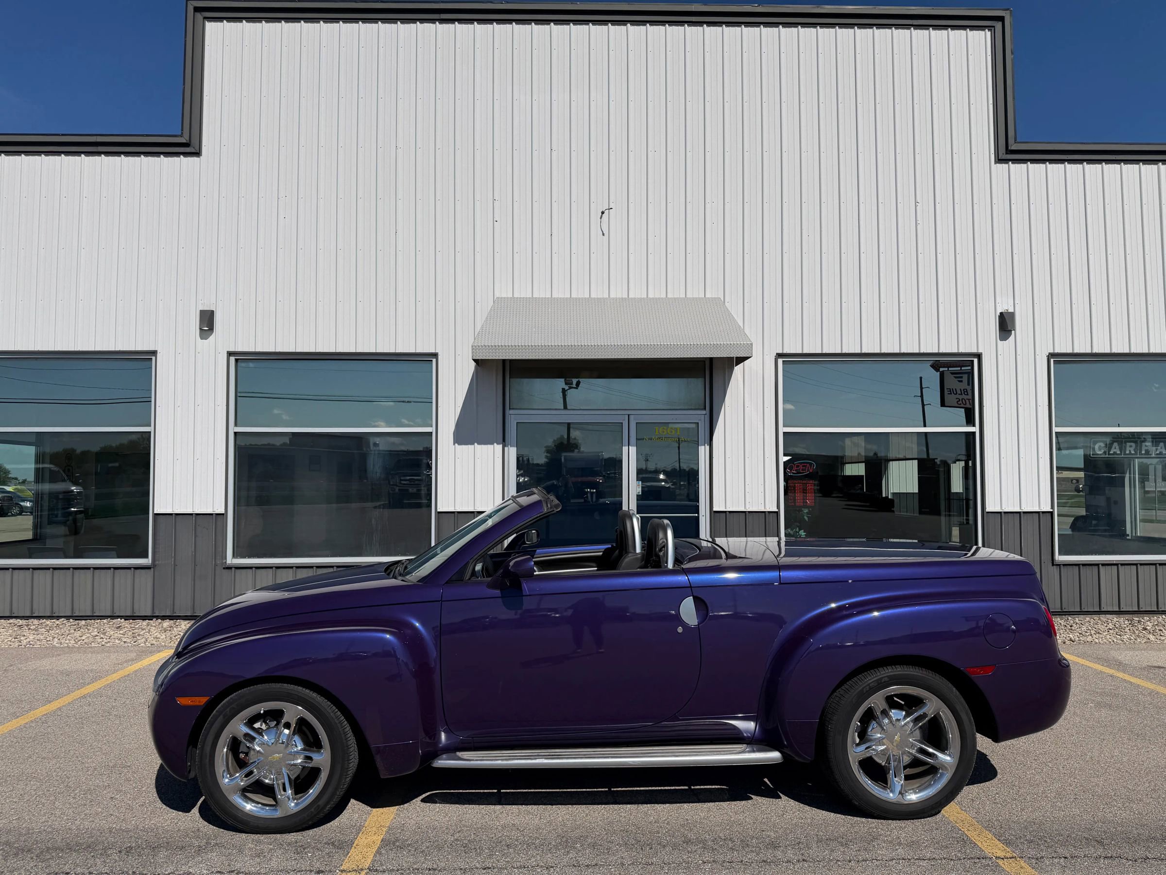 Used 2004 Chevrolet SSR w/ Preferred Equipment Group RWD image 2