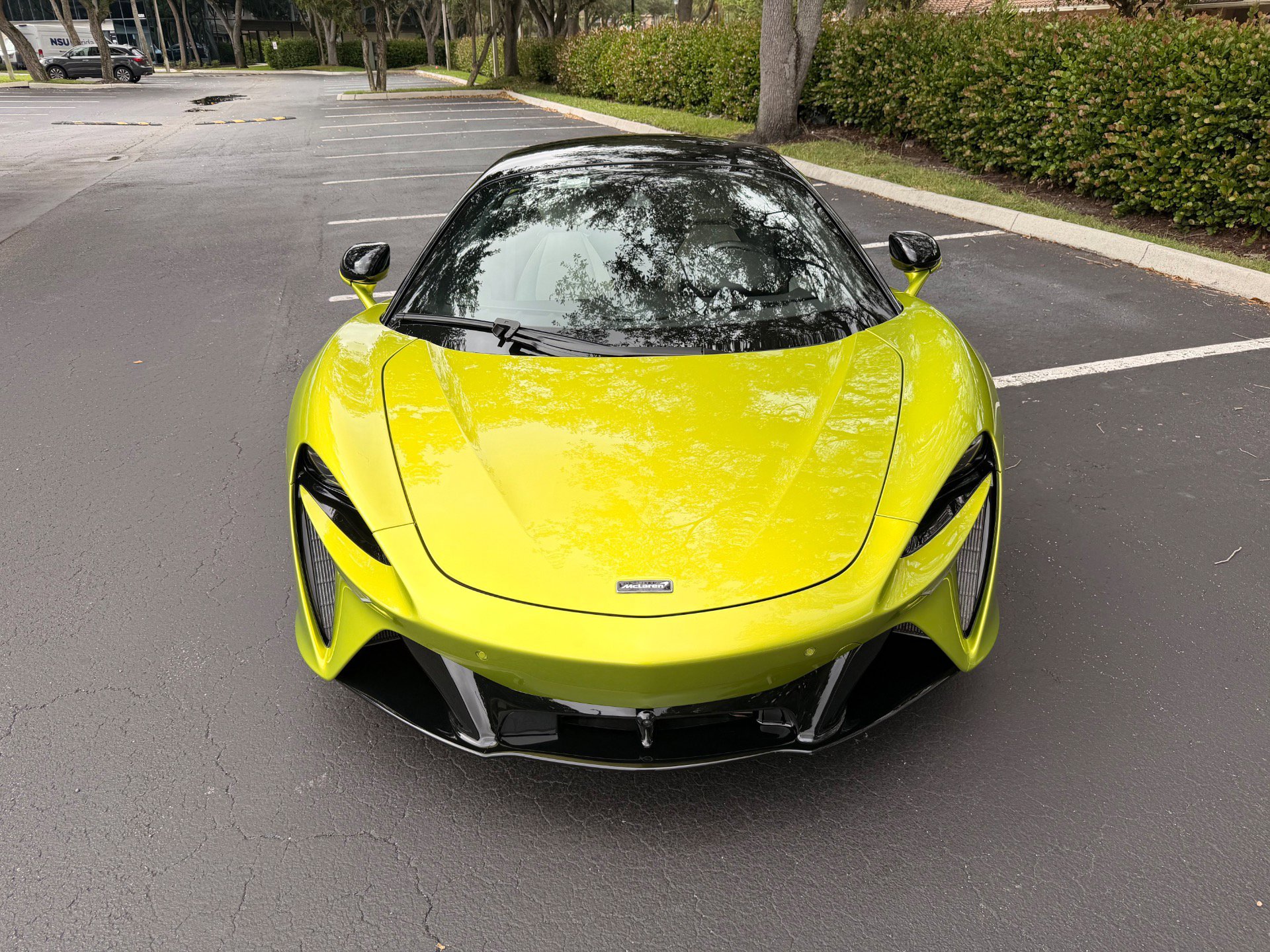 Used 2023 McLaren Artura image 2