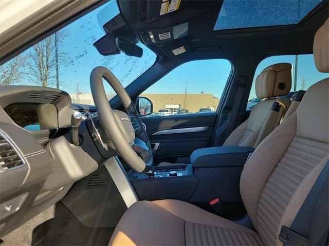 New 2025 Land Rover Discovery Dynamic SE AWD/4WD image 14