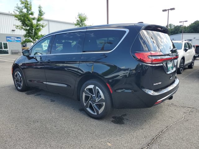 New 2027 Chrysler Pacifica Limited AWD/4WD image 4
