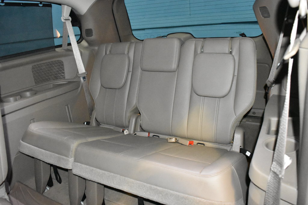 Used 2015 Chrysler Town & Country Touring-L w/ Driver Convenience Group FWD image 21