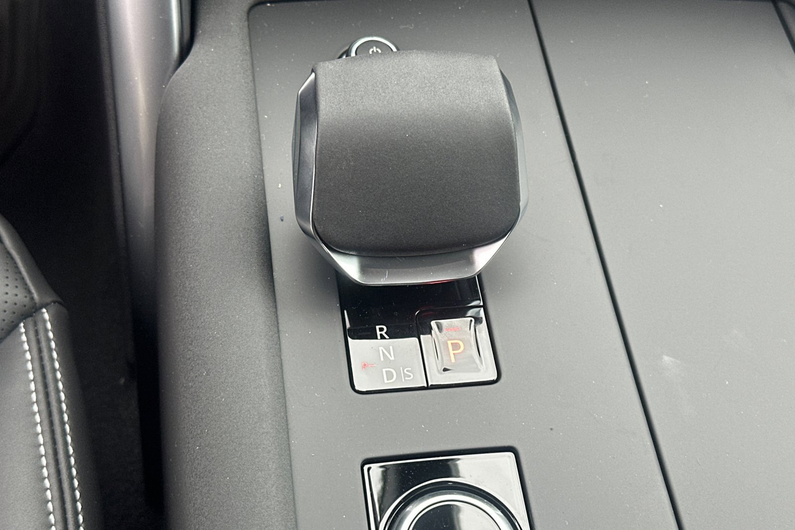 New 2026 Land Rover Discovery Dynamic SE image 21