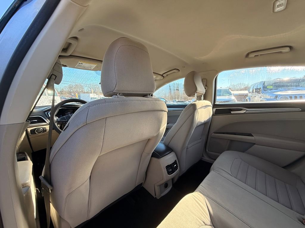 Used 2020 Ford Fusion SE image 16