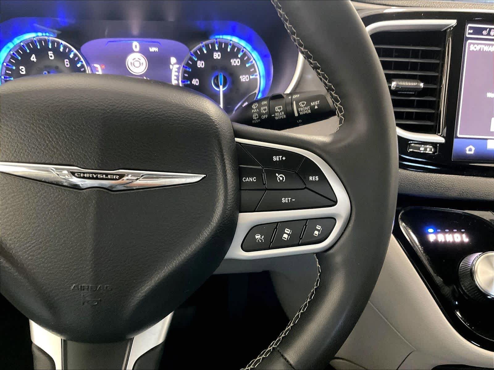 Used 2023 Chrysler Pacifica Touring-L FWD image 24