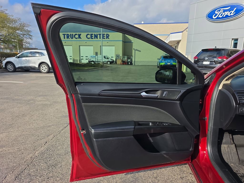 Used 2018 Ford Fusion SE w/ Equipment Group 201A image 14