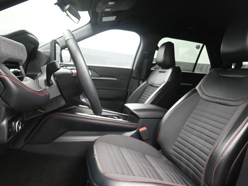 Used 2025 Ford Explorer ST-Line w/ ST-Line Street Pack image 17