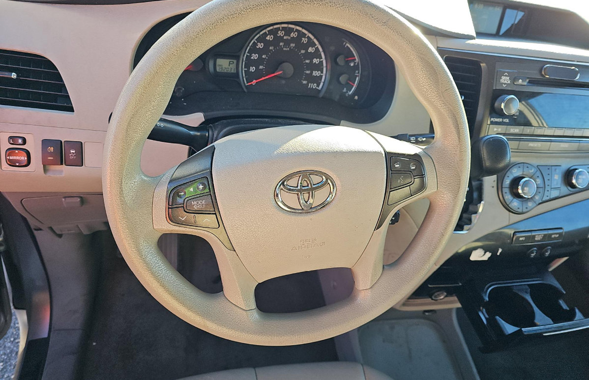 Used 2011 Toyota Sienna LE image 9