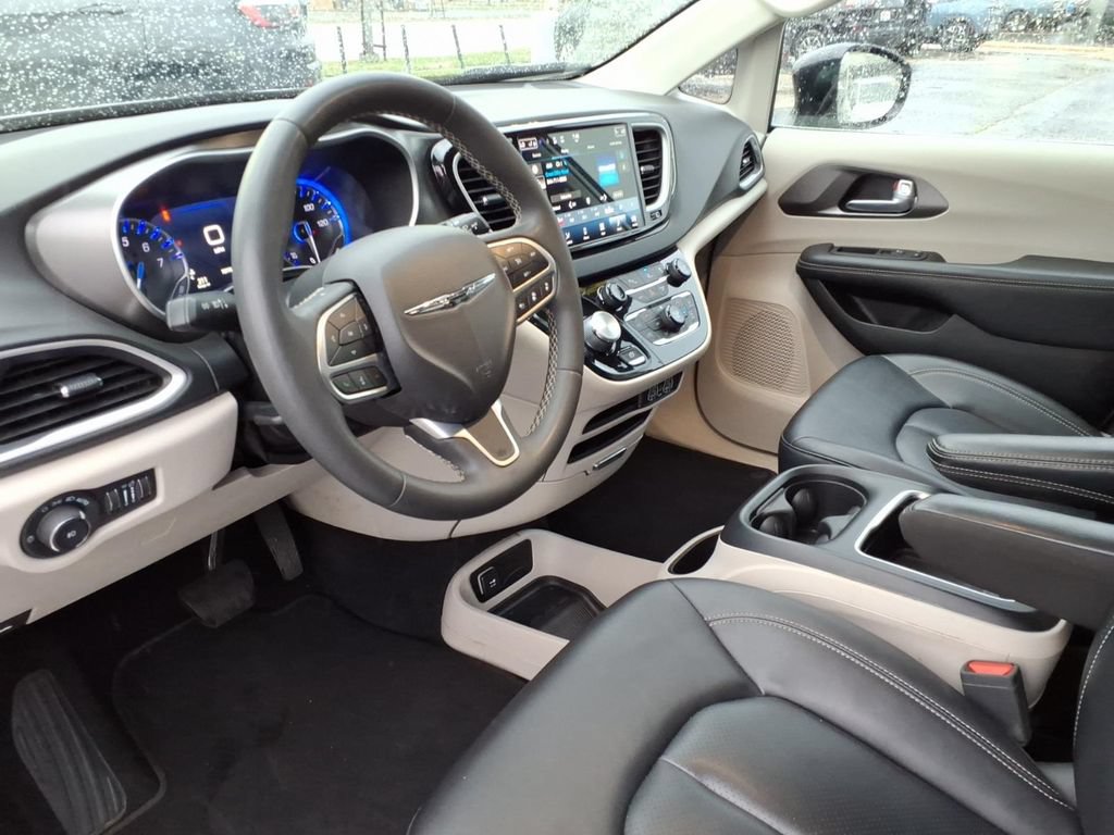Used 2024 Chrysler Pacifica Touring-L FWD image 8