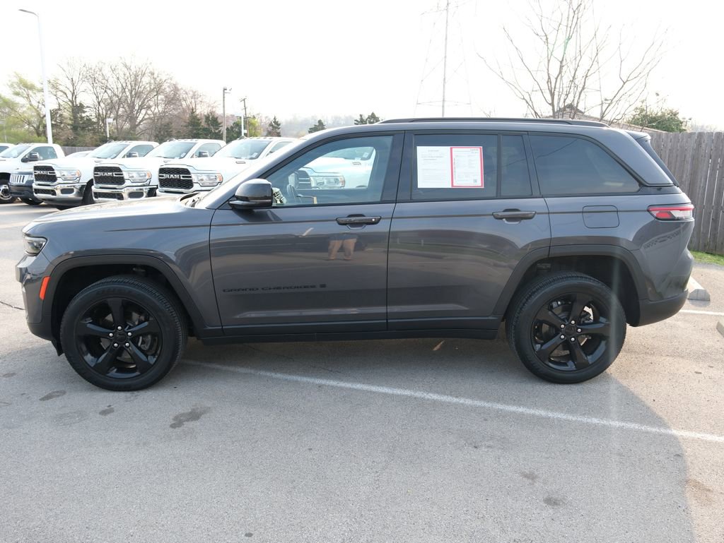 Used 2022 Jeep Grand Cherokee Altitude AWD/4WD image 10