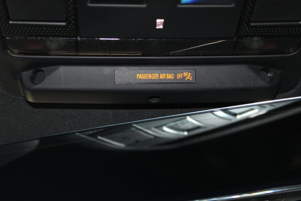 Used 2025 Land Rover Defender 110 X-Dynamic SE image 39