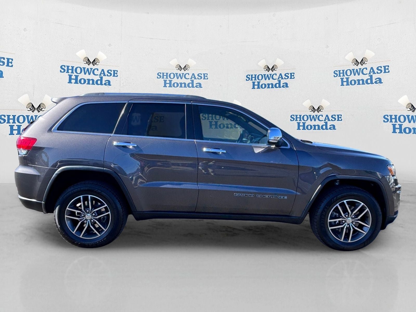 Used 2018 Jeep Grand Cherokee Limited AWD/4WD image 9