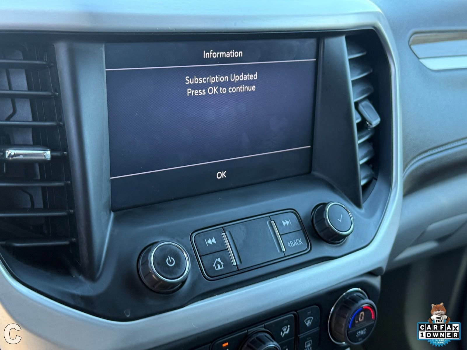 Used 2022 GMC Acadia SLE image 23