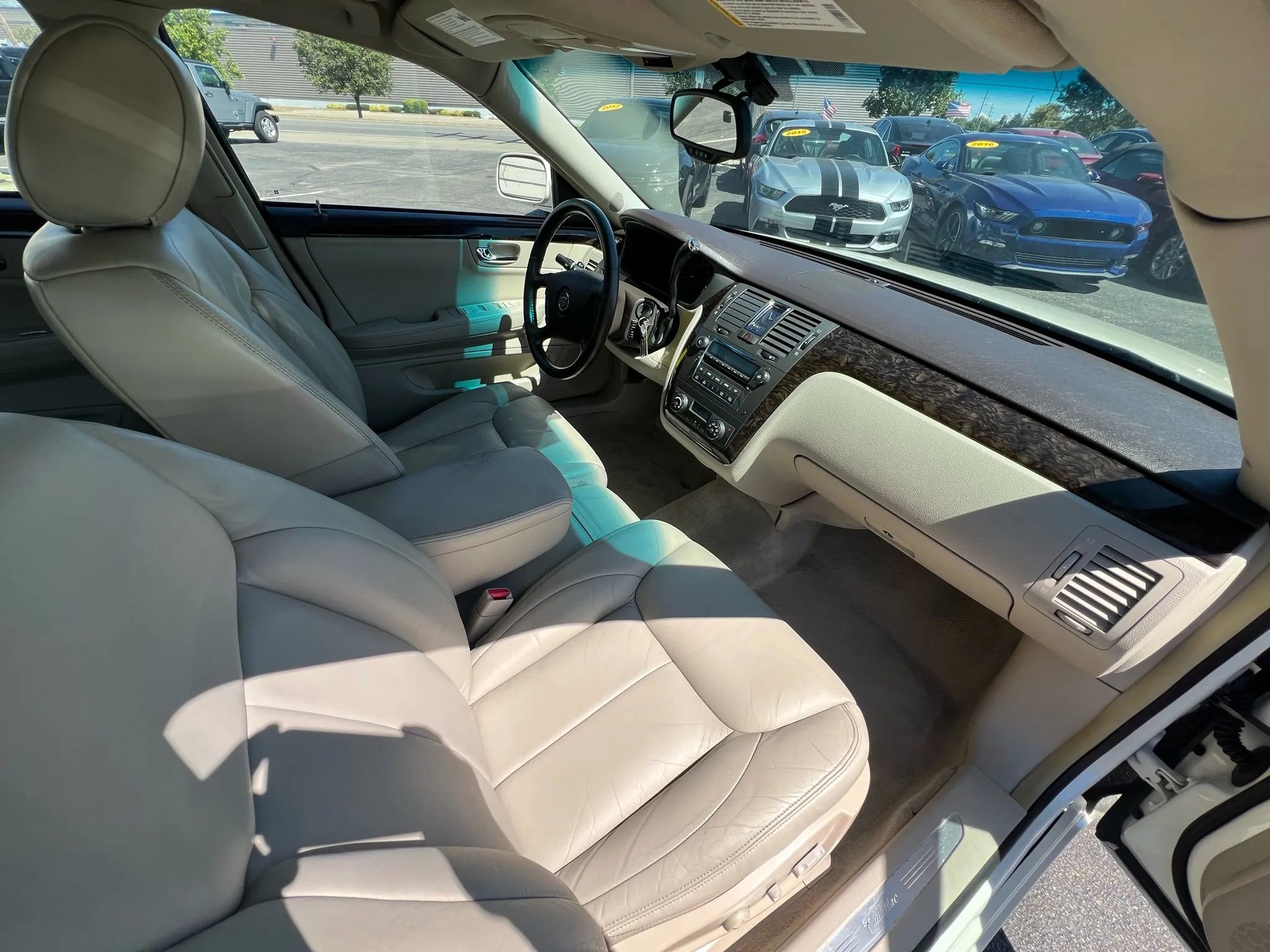 Used 2009 Cadillac DTS w/ Trunk Convenience Package FWD image 31