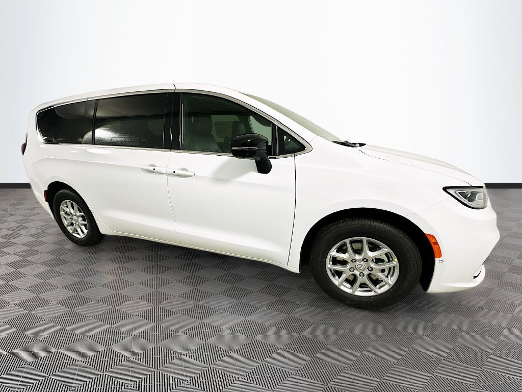 New 2026 Chrysler Pacifica Select FWD image 3