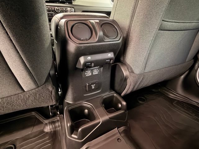 Used 2024 Jeep Wrangler Unlimited Sahara w/ Technology Group AWD/4WD image 21