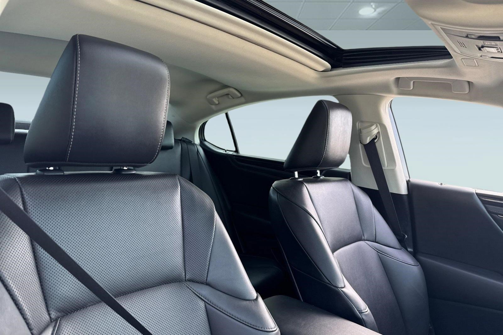 Used 2021 Lexus ES 300h w/ Premium Package image 14