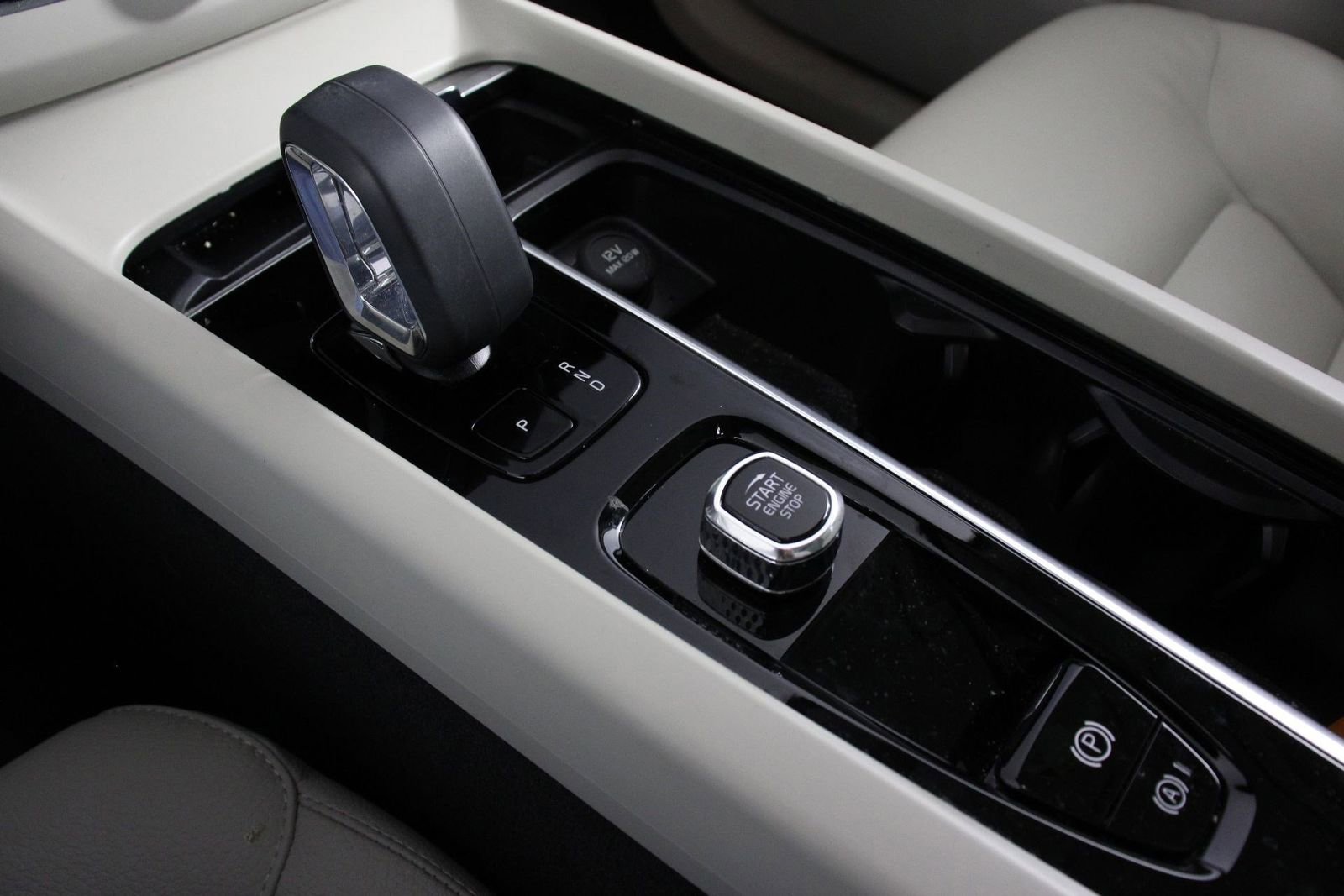 Certified 2025 Volvo XC60 T8 Plus w/ Protection Package Premier image 15