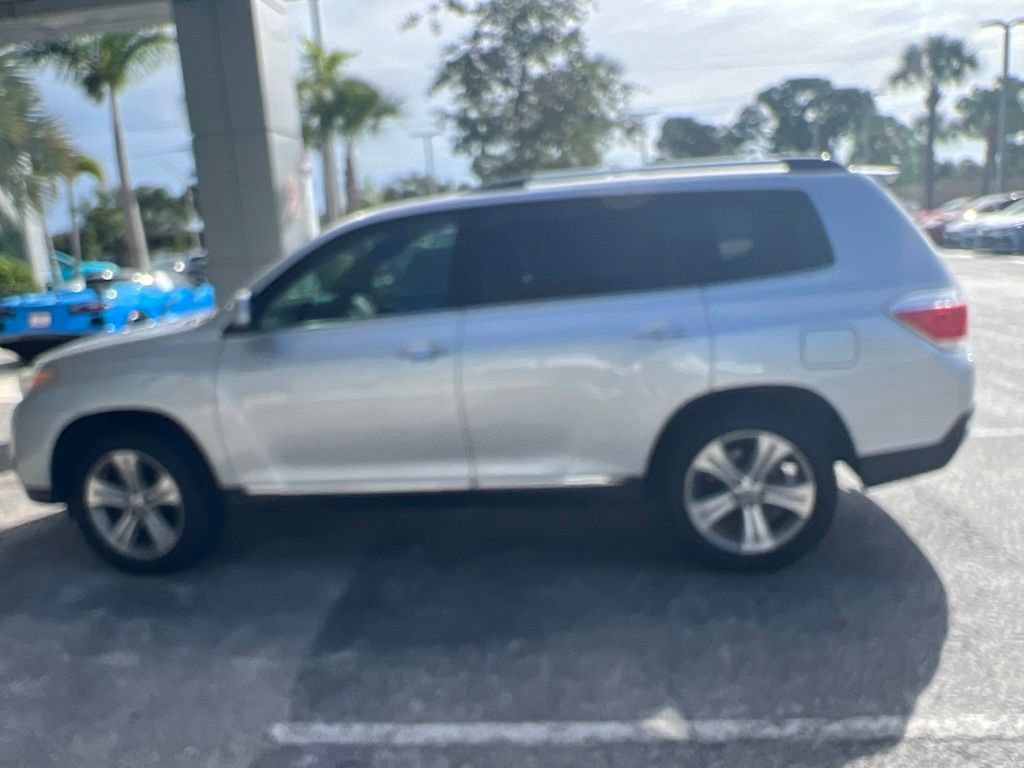 Used 2012 Toyota Highlander Limited w/ Tow Pkg FWD image 4