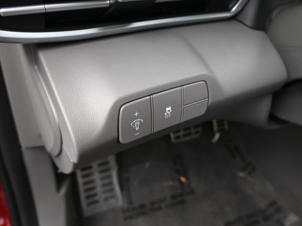 Certified 2025 Hyundai Elantra Sport image 28