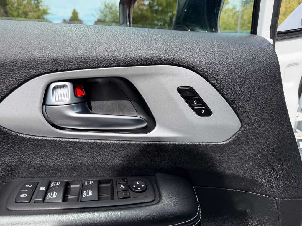 Used 2025 Chrysler Pacifica Limited FWD image 12