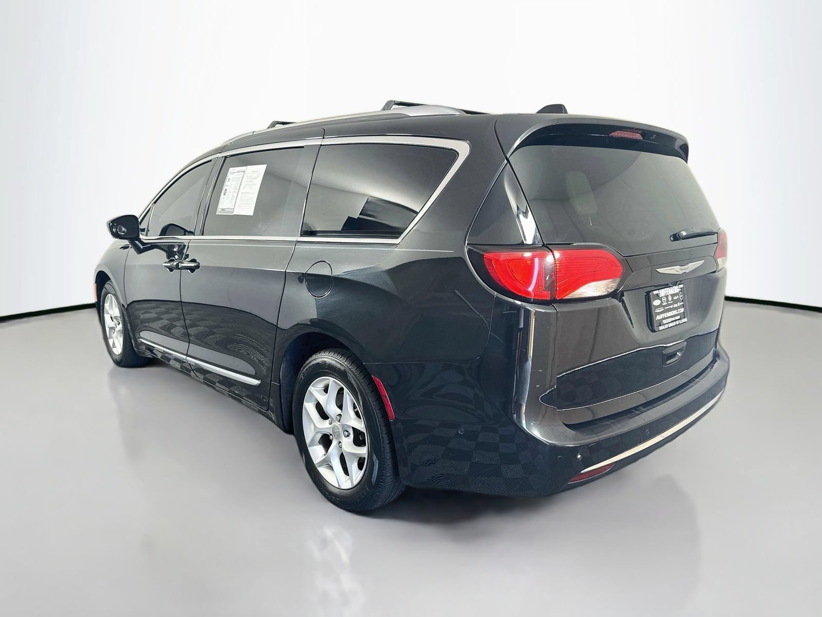 Used 2020 Chrysler Pacifica Touring-L Plus w/ Tire & Wheel Group FWD image 5