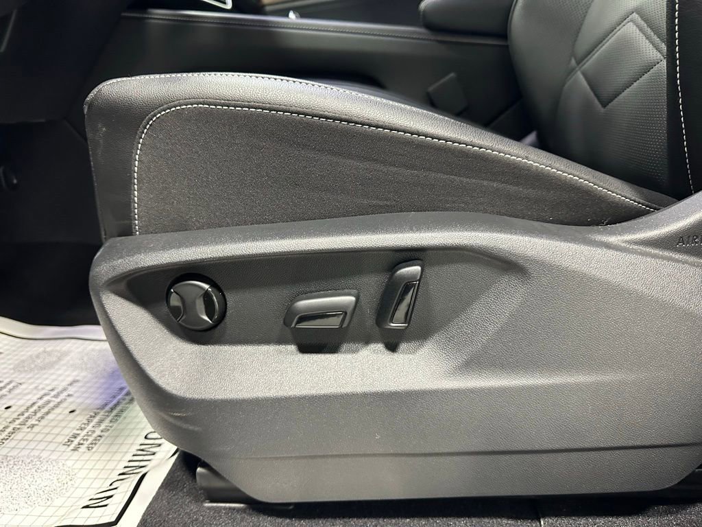 Used 2025 Volkswagen Atlas SE image 12