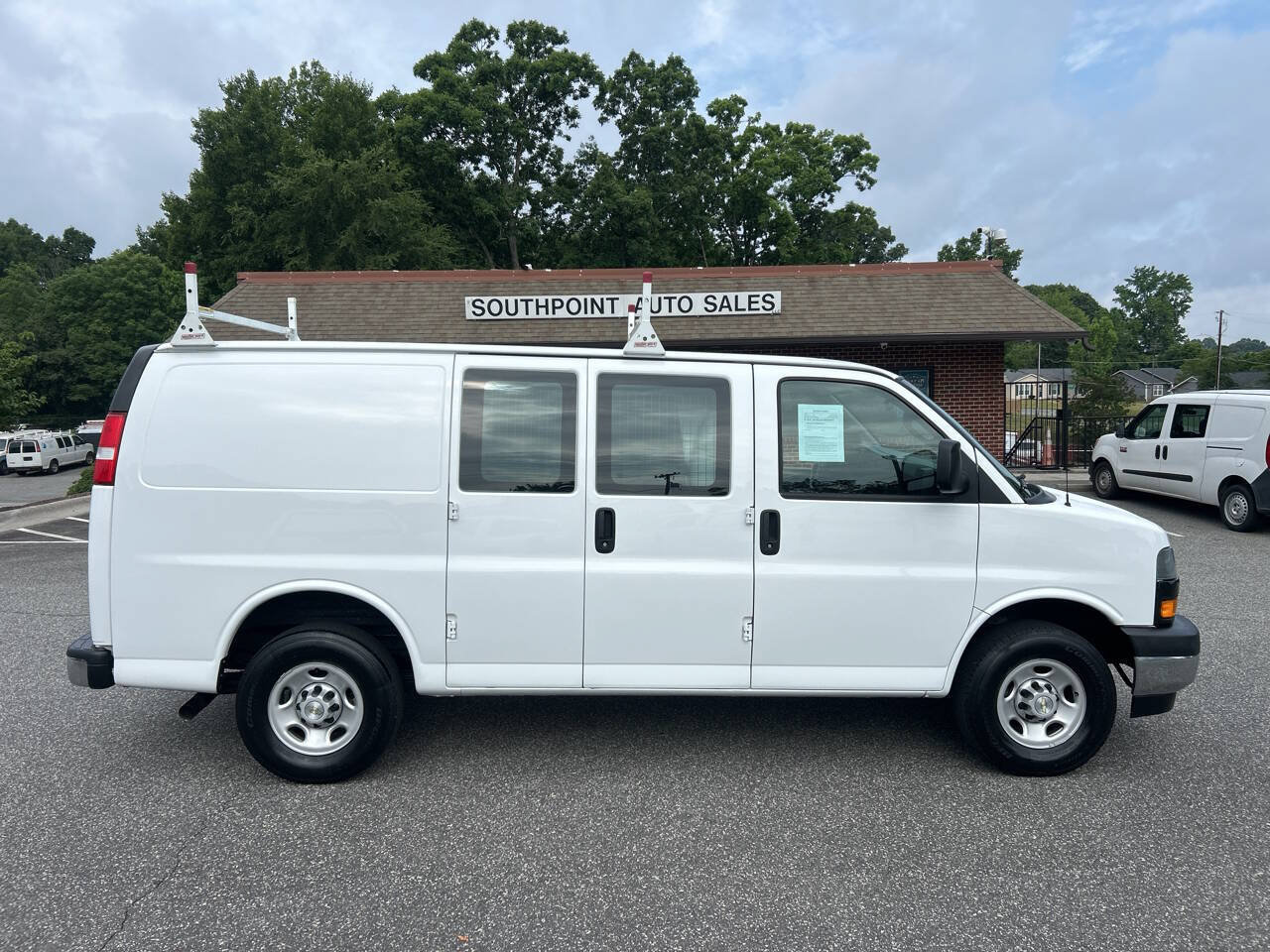 Used 2022 Chevrolet Express 2500 w/ Driver Convenience Package RWD image 2