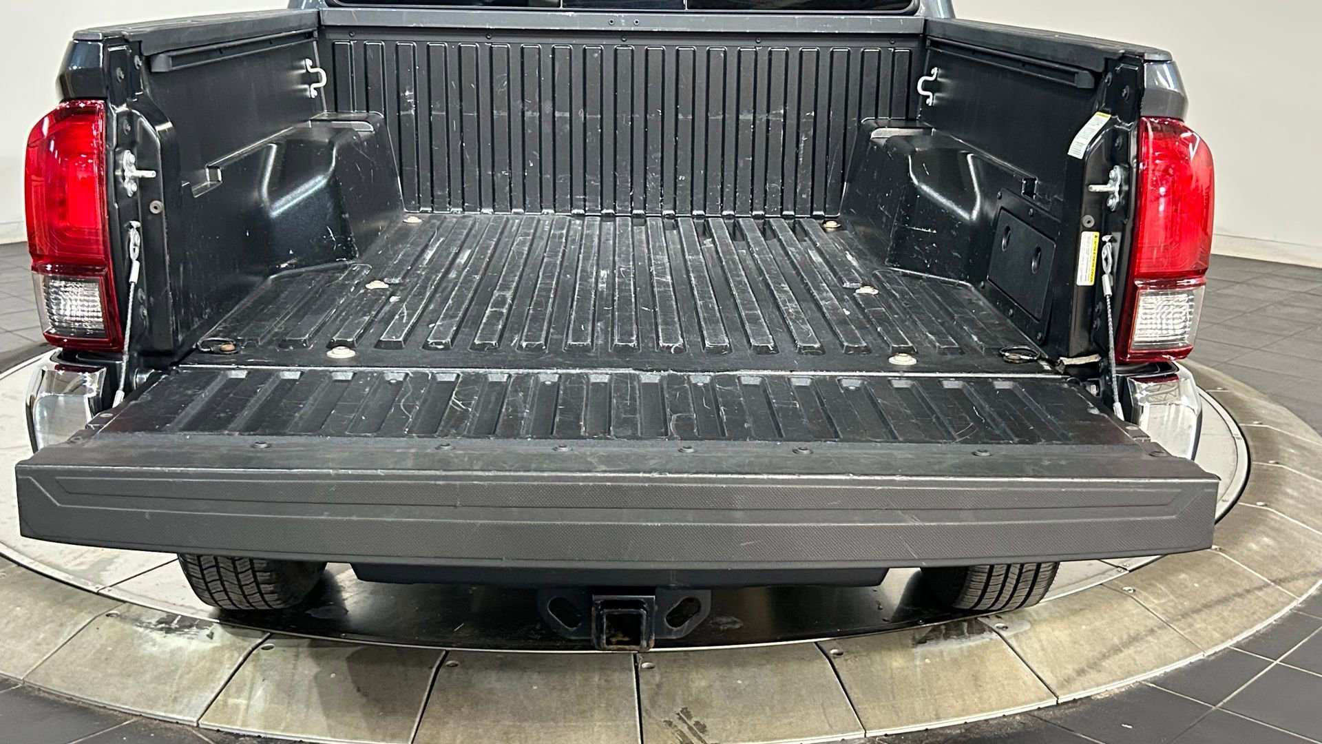 Used 2023 Toyota Tacoma SR5 AWD/4WD image 30