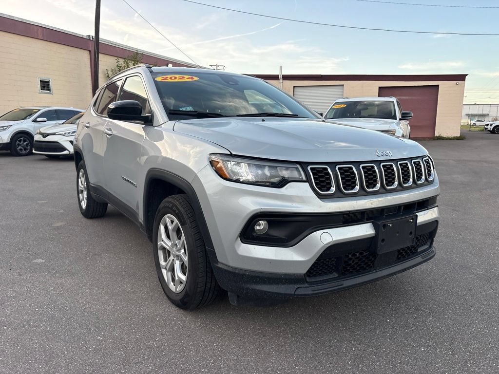 Used 2024 Jeep Compass Latitude AWD/4WD image 1
