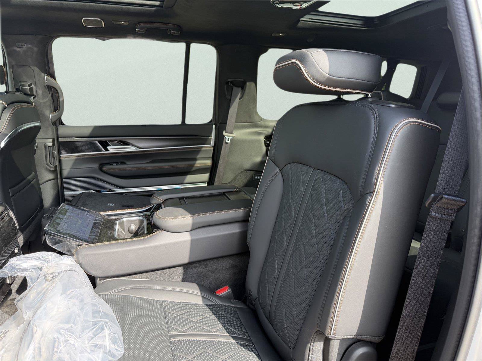 New 2026 Jeep Grand Wagoneer L Summit AWD/4WD image 17