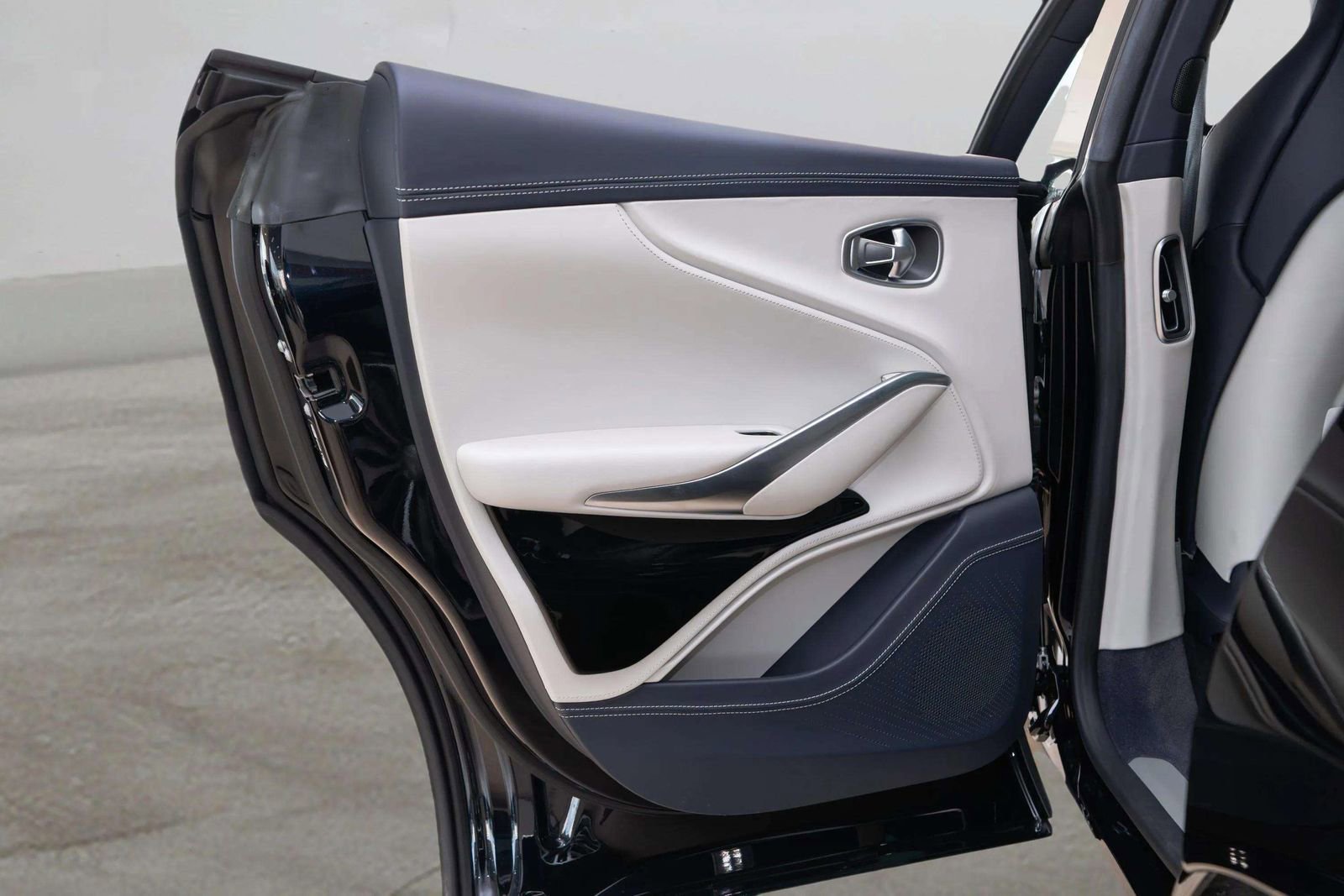 Used 2023 Aston Martin DBX AWD/4WD image 37