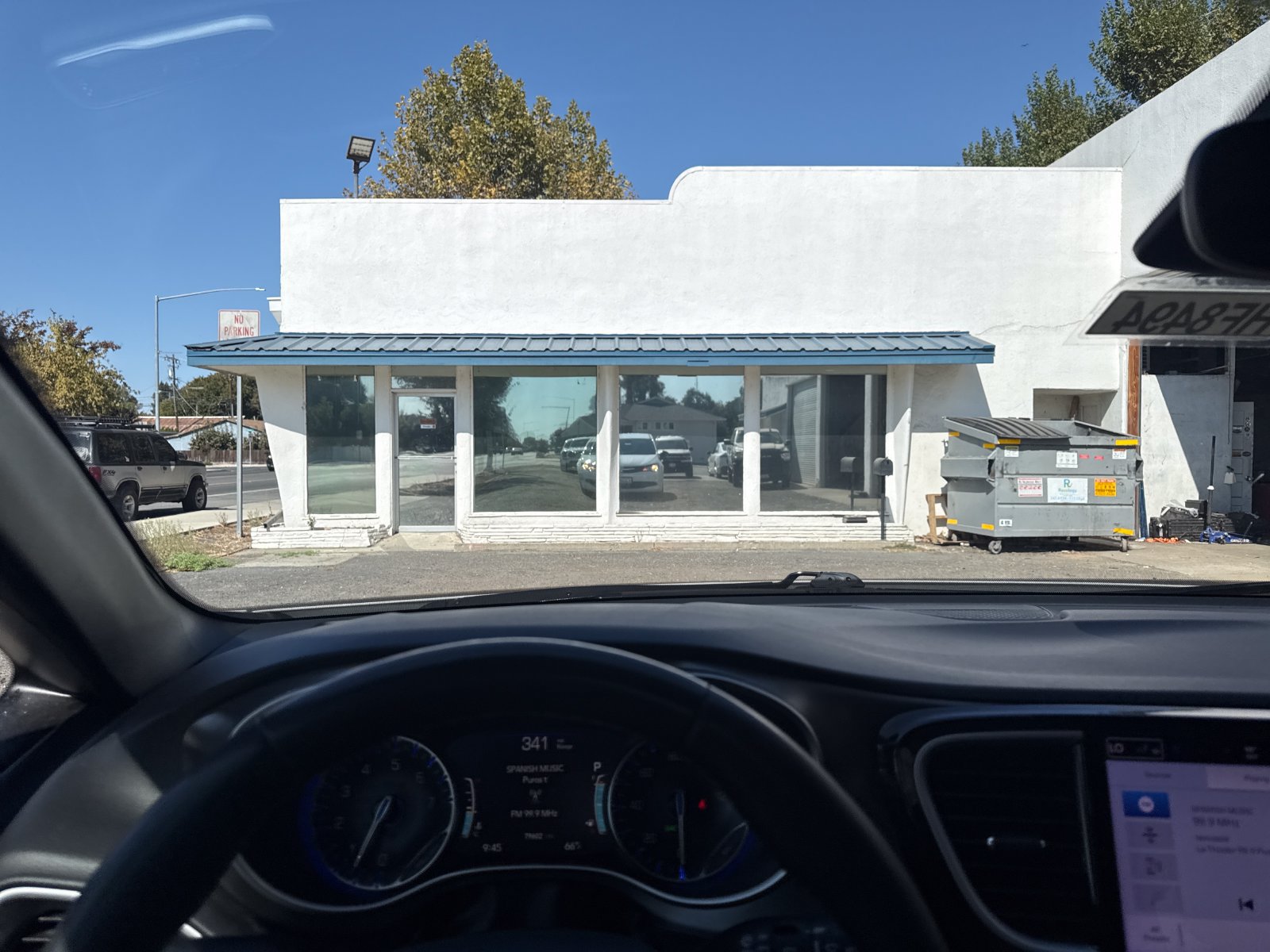 Used 2025 Chrysler Voyager LX FWD image 13
