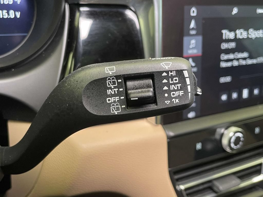 Certified 2025 Porsche Macan AWD/4WD image 43