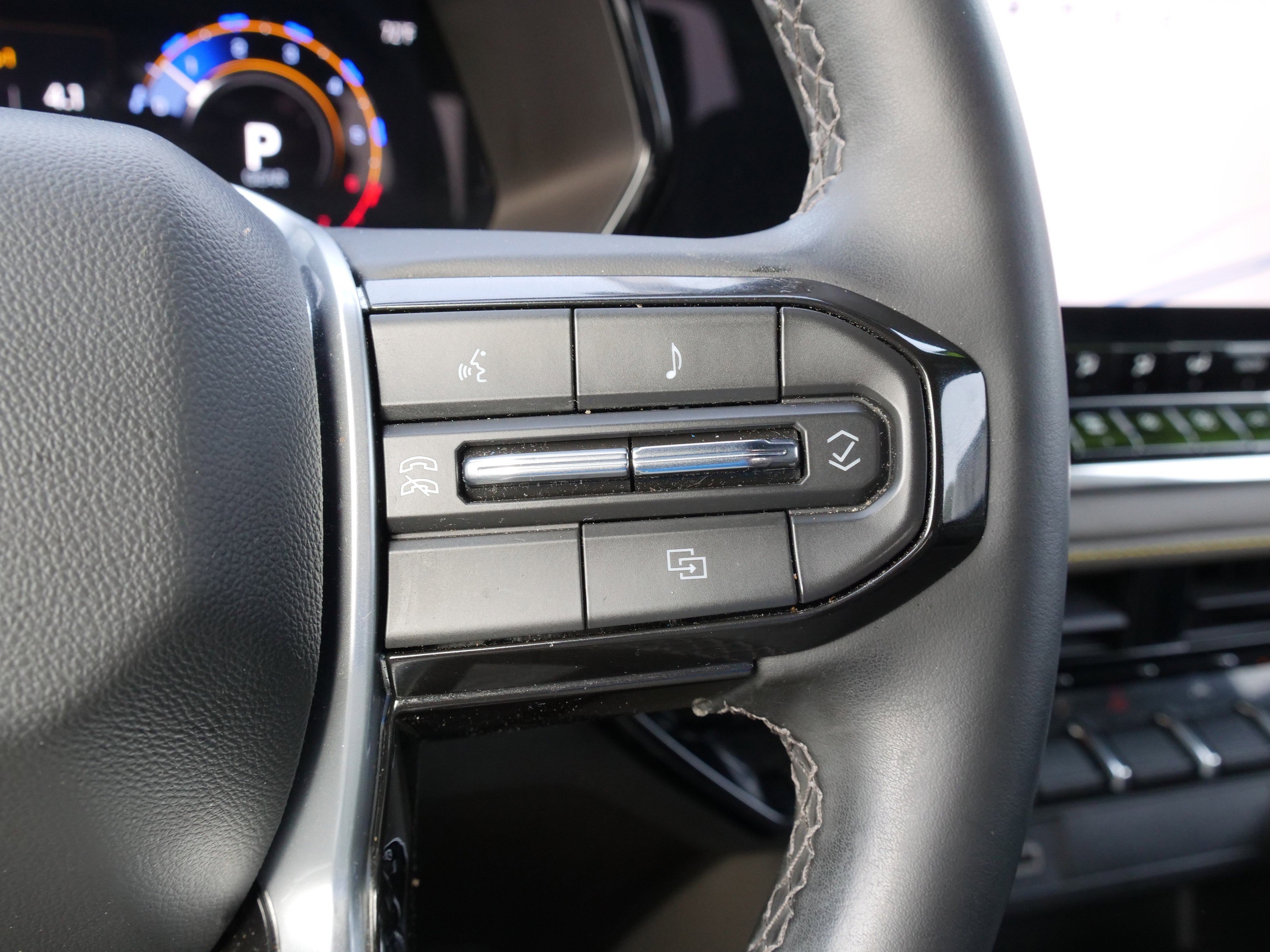 Used 2024 Chevrolet Colorado ZR2 w/ Technology Package image 23