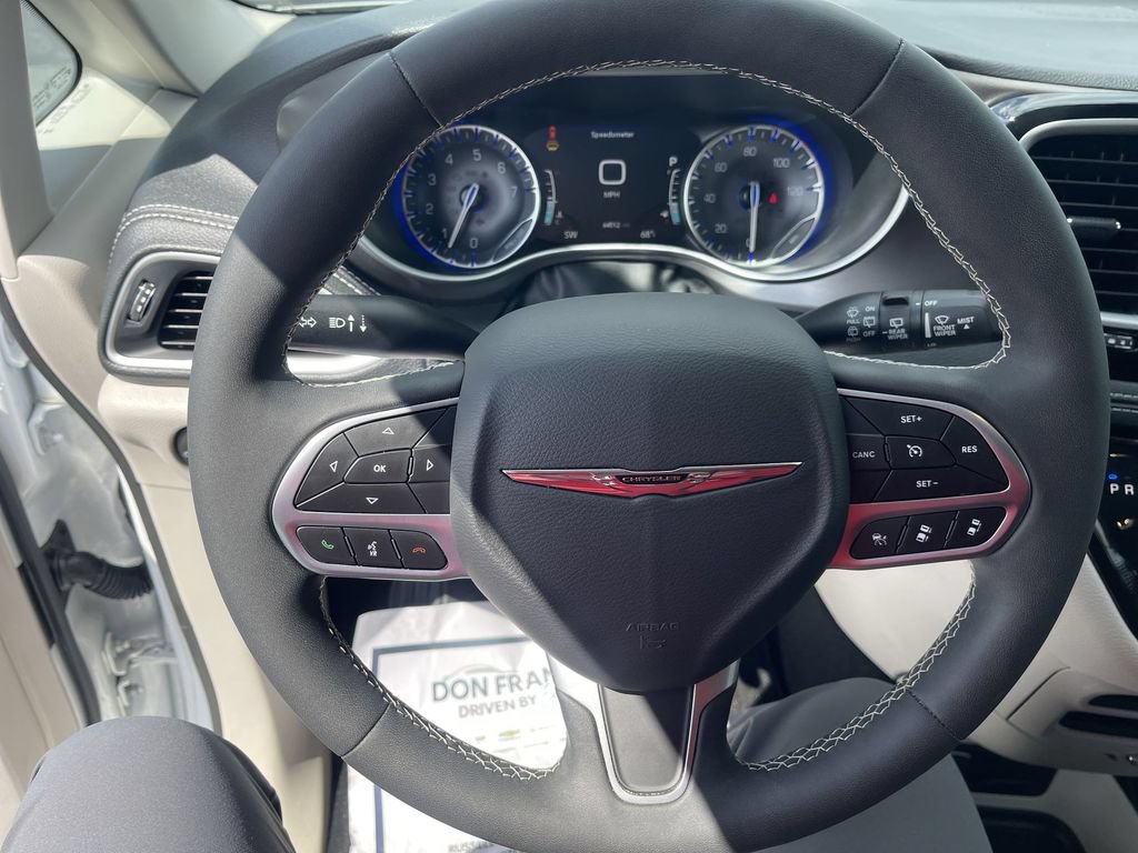 Used 2024 Chrysler Pacifica Touring-L AWD/4WD image 18