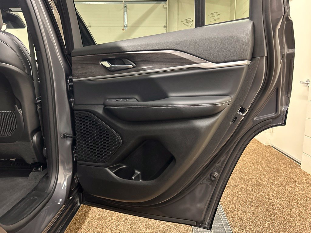Used 2025 Jeep Grand Cherokee Limited AWD/4WD image 17
