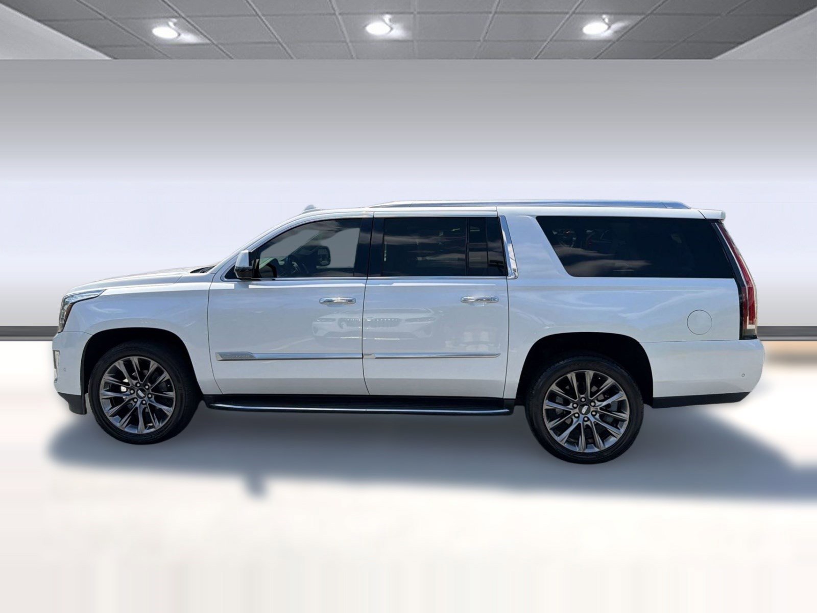 Used 2019 Cadillac Escalade ESV Luxury RWD image 2
