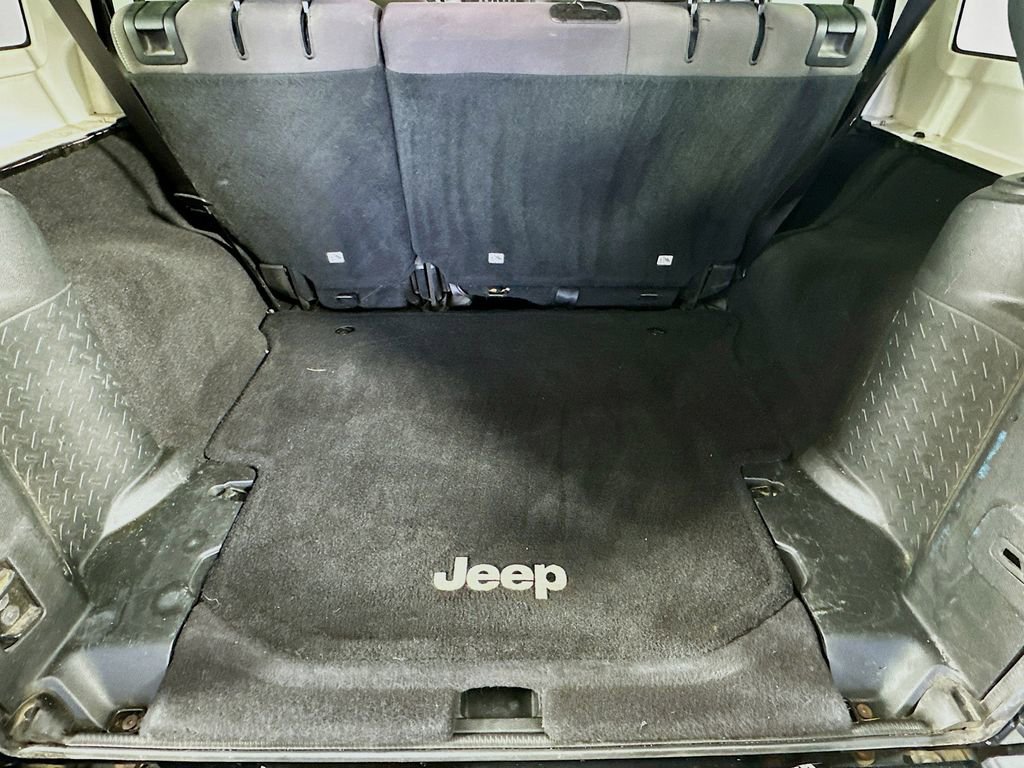 Used 2017 Jeep Wrangler Unlimited Sahara w/ Connectivity Group image 29