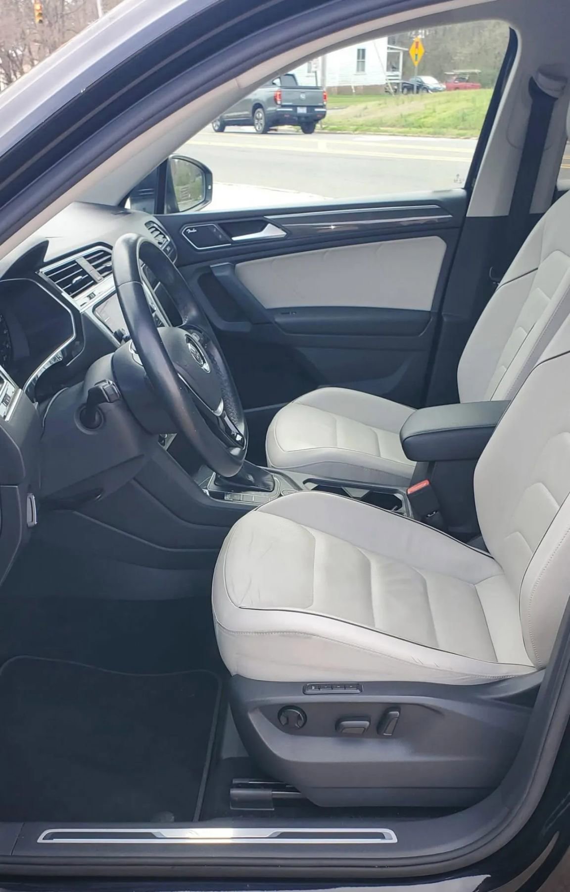 Used 2019 Volkswagen Tiguan SEL Premium image 10